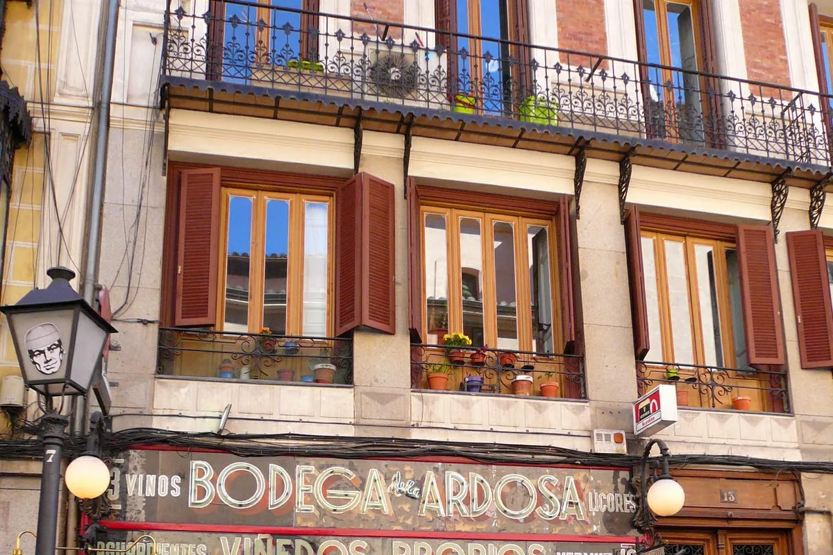 The red-painted facade and signage of Bodega de la Ardosa in Madrid